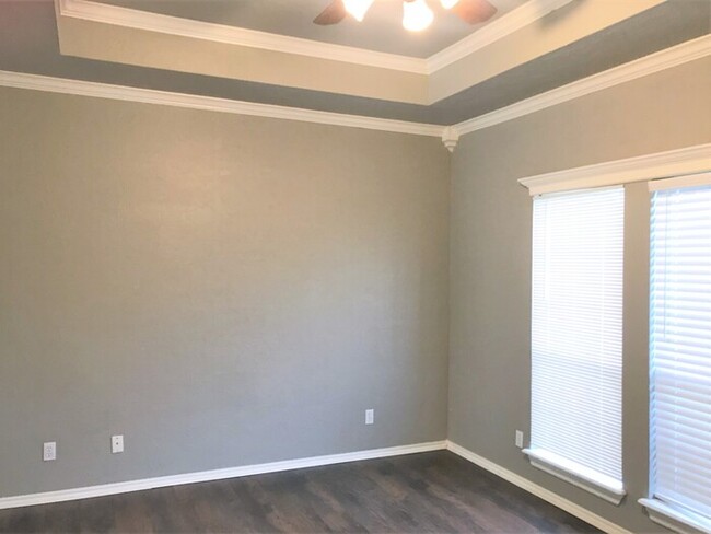 Building Photo - 3 Bed 2 Bath 2 Car Duplex in the Silvertre...