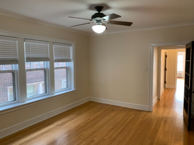 Building Photo - 2048 W Farragut Ave