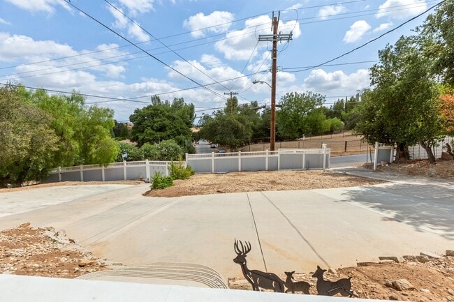 Building Photo - West Hills Home - Peaceful Semi-Rural Living