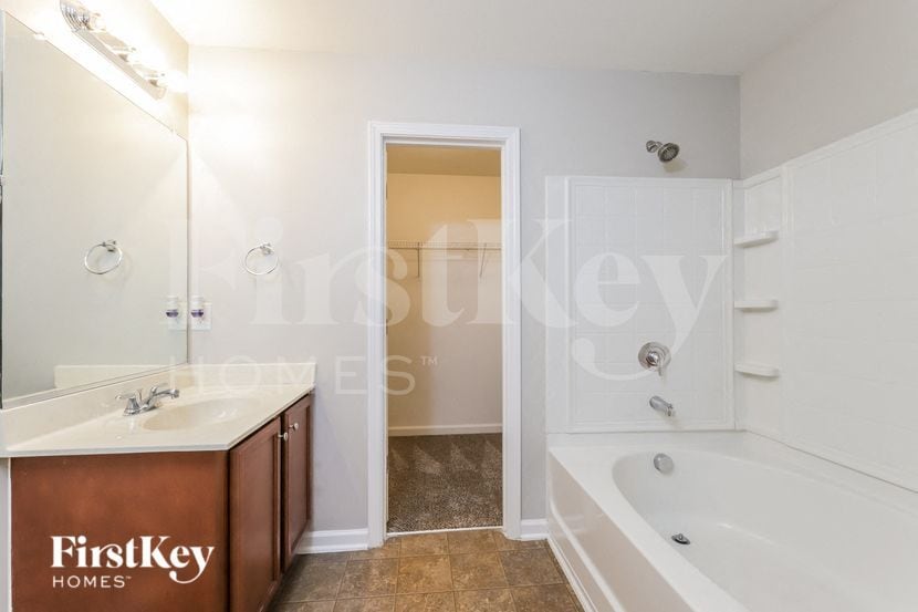 Building Photo - 3929 Creekmoore Dr