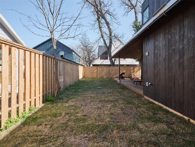 Building Photo - 1000 Gullett St