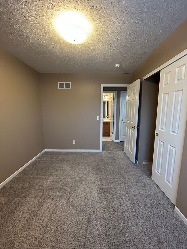 Building Photo - Spacious Split Level Living in Millard with a Backyard You’ll Love