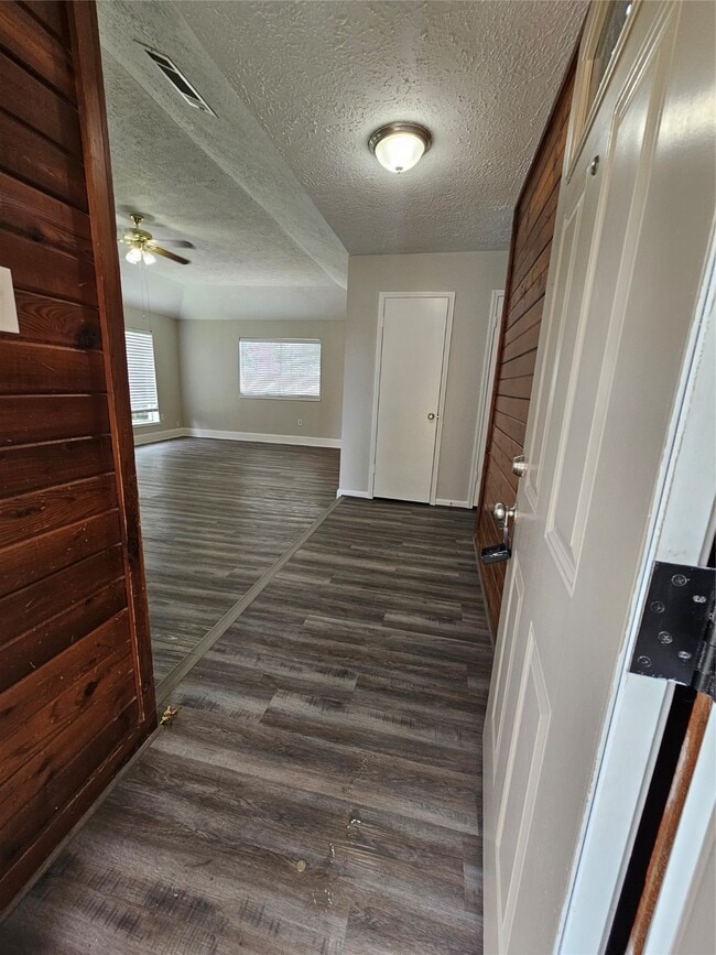 Building Photo - 2312 Meadow Green Dr