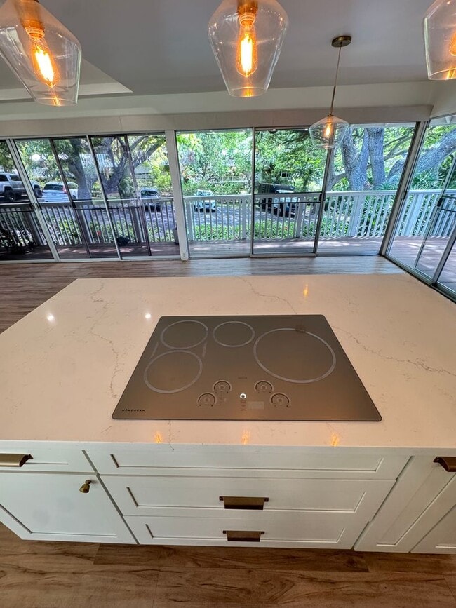 Building Photo - 3 BED, 2 BATH, 2 Parking with AC- Kalani I...