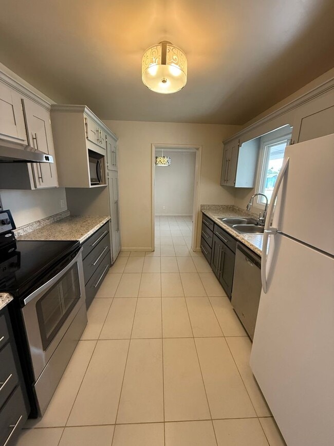 Building Photo - COUNTRY CLUB ESTATES 3 Bedroom Home available for Rent!