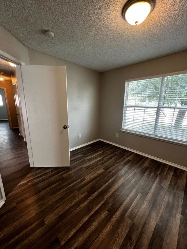Building Photo - 1601 Hedgewood Trail