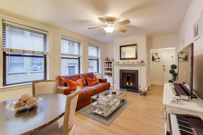 Building Photo - 636 W Waveland Ave