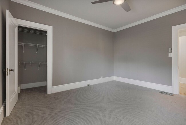 Building Photo - 2144 Lakeside Dr