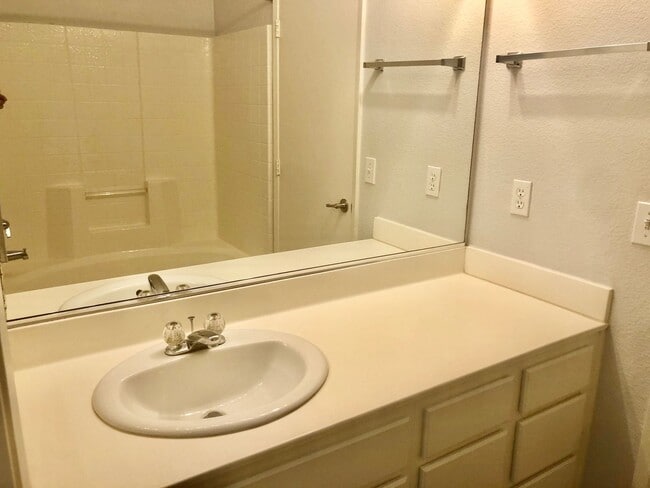 Building Photo - 2 Bed/2 Bath Otay Ranch