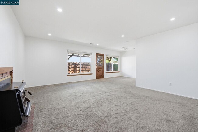 Building Photo - 1930 Sunshine Dr