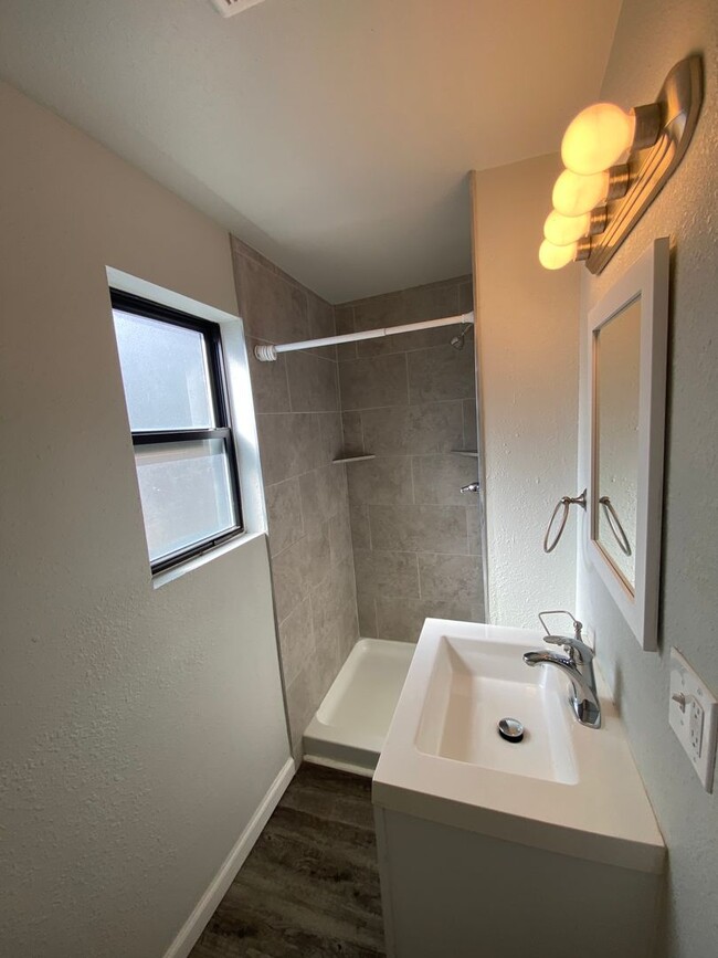 Building Photo - Adorable yet Modern 2 Bedroom - 1 Bath Sin...