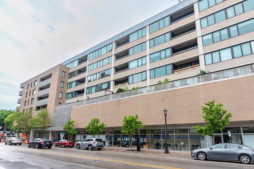 Building Photo - 900 Chicago Ave