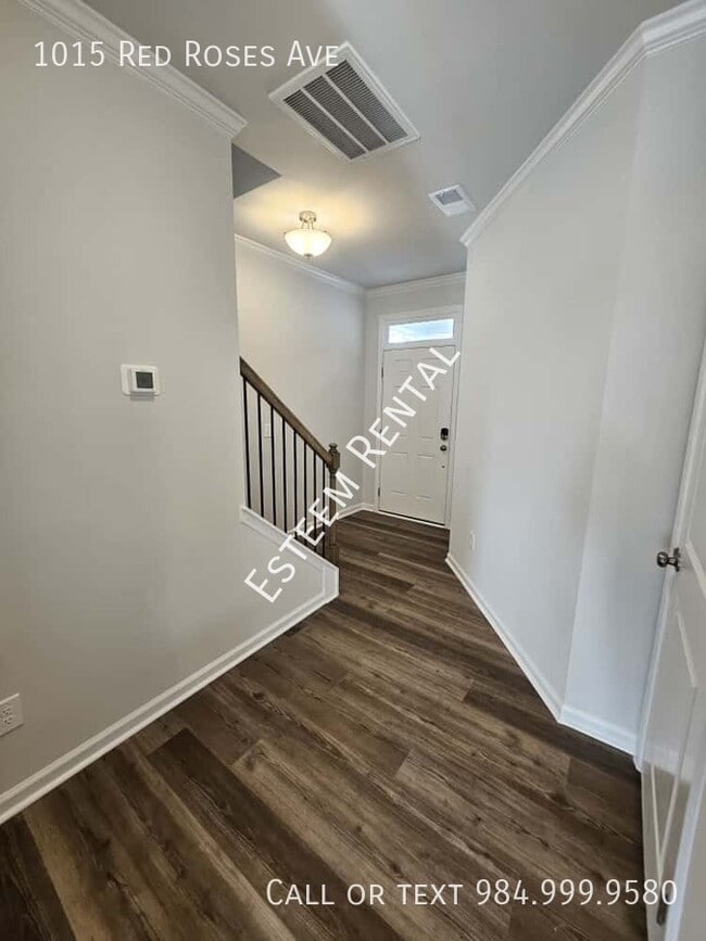 Building Photo - 1015 Red Roses Ave