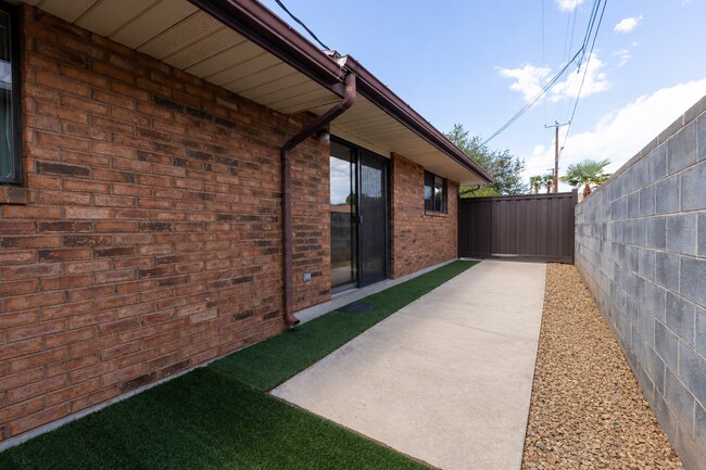 Building Photo - 55 W 400 S