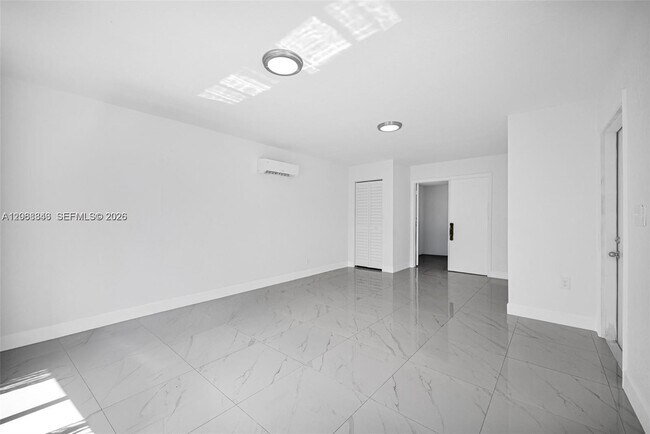Building Photo - 756 W 53rd St