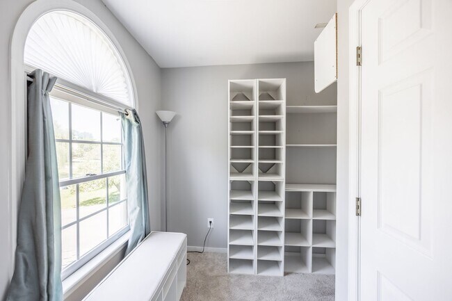 Building Photo - Large 4 Bedroom, 2.5 Bathroom Home in Mech...