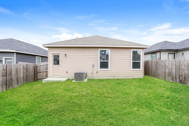 Building Photo - 4 Bedrooms located off Hwy 90W and Grosenbacher Rd, 10 miles from Lackland AFB