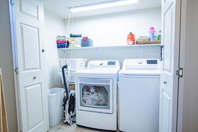 Building Photo - 4 Bedroom 2 Bathroom