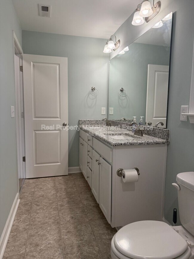 Building Photo - 432 Fallingbrook Dr