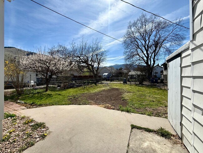 Building Photo - 3 Bedroom / 2 Bath Home - Bespoke Elegance in the University District!