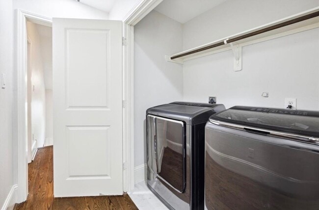 Building Photo - 1230 W 25th St