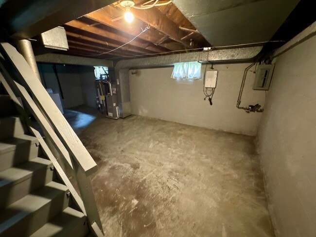 Building Photo - Charming 4 Bed 1.5 Bath house with BRAND NEW KITCHEN!!!