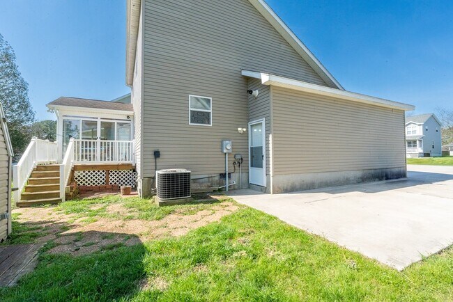Building Photo - 2247 Pike Dr