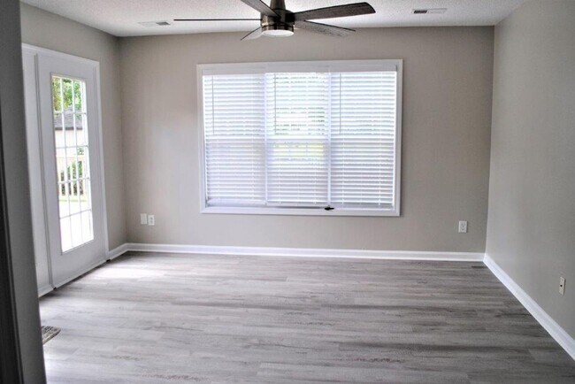 Building Photo - Pawleys Retreat