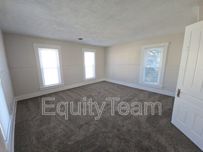 Building Photo - 128 N River St