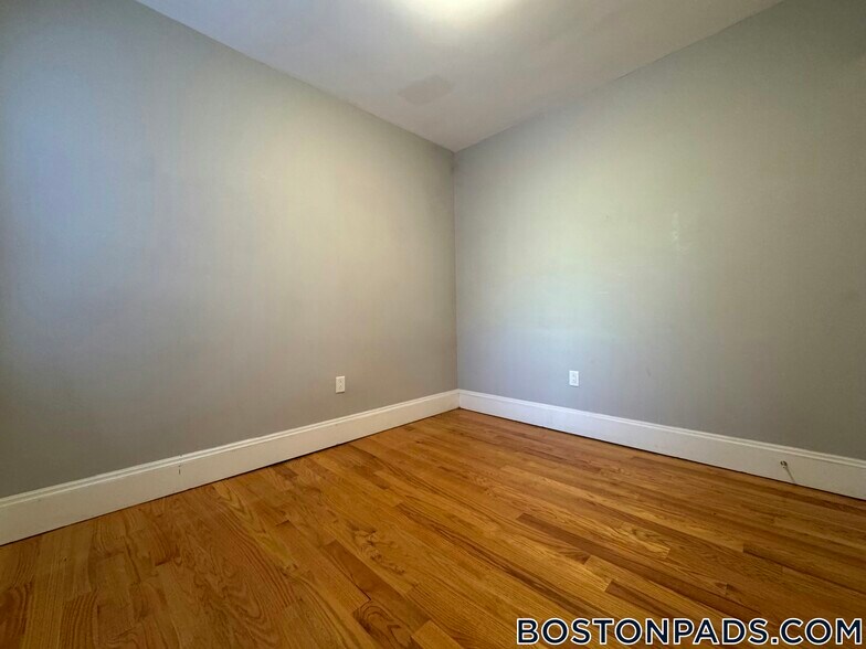 Building Photo - 190 Kelton St