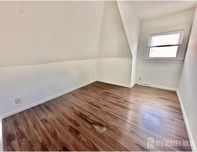 Building Photo - 121 Kossuth St