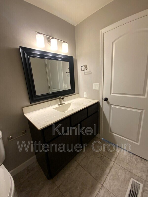 Building Photo - 1721 Spruce Hill Dr