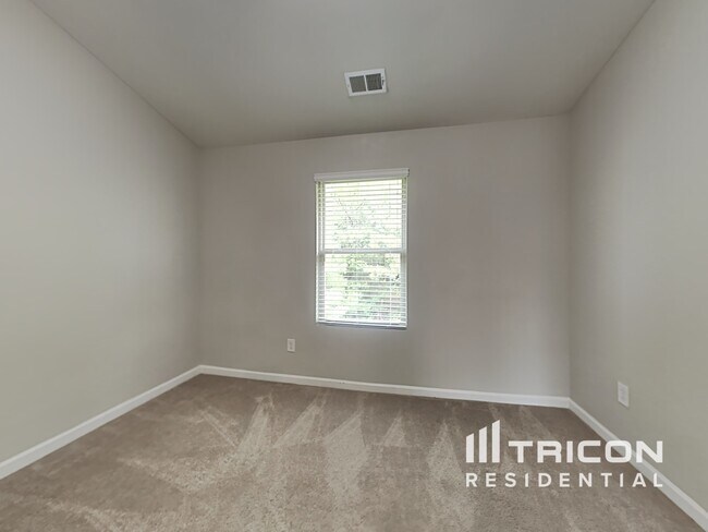 Building Photo - 347 Hawthorn Dr