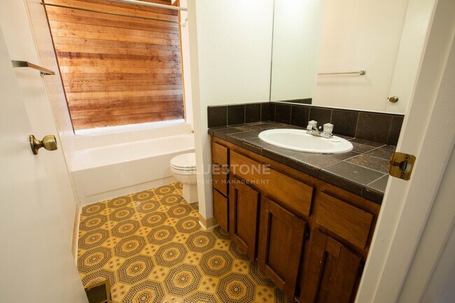 Building Photo - Sweet 3 bedroom 2 bath home in Beaverton available now!