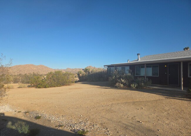 Building Photo - 3 Bedroom 1.5 Bath Modern Farmhouse near JT National Park * MOVE IN SPECIAL*