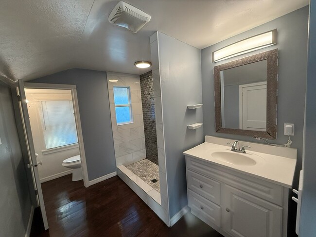 Building Photo - Broadway