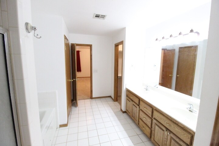 Building Photo - 620 Eastview Dr