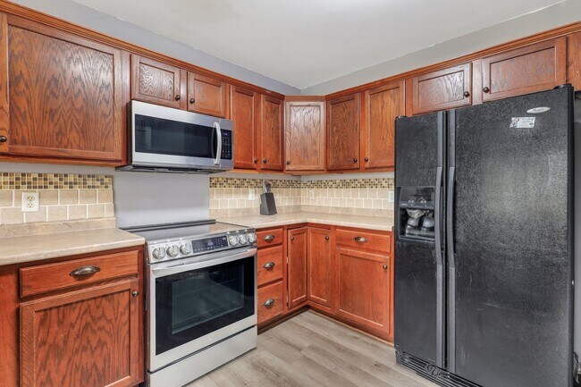 Building Photo - AVAILABLE JUNE (PETS PERMITTED)