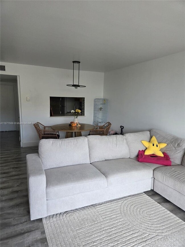 Building Photo - 9320 Fontainebleau Blvd