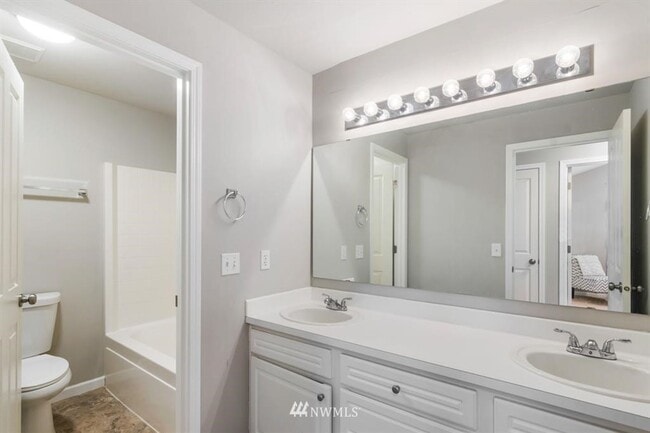 Building Photo - 3 Bedroom 2.5 Bath Hilltop Home w/Beautifu...