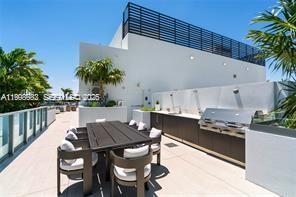 Building Photo - 9901 W Bay Harbor Dr