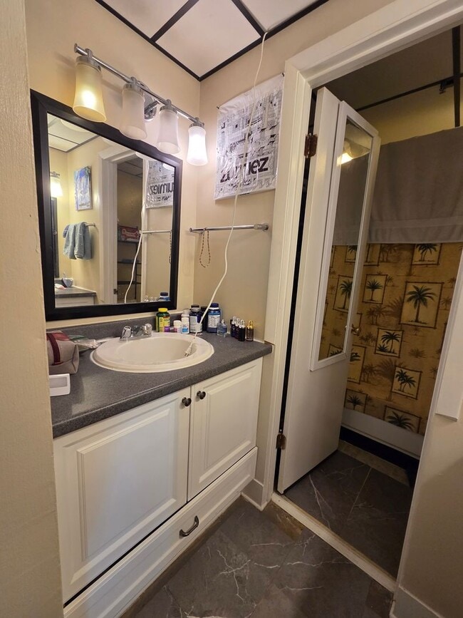 Building Photo - University Tower 2 BR