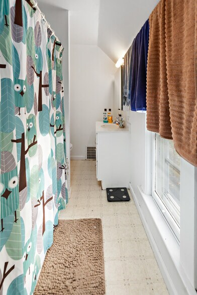 2nd floor bathroom - 1209 E University Ave