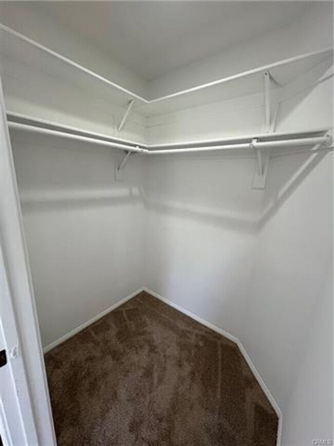 Building Photo - Beautifully Maintained Home