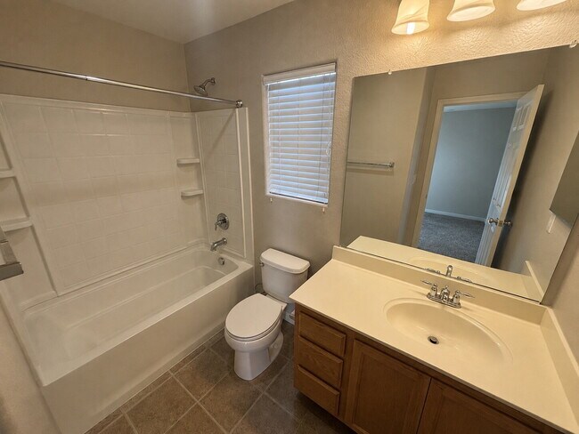 Building Photo - Spectacular 3 bed 2.5 bath home in Lincoln Crossing