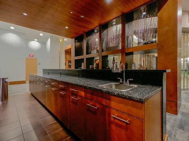 Building Photo - One bedroom condo located in heart of Buckhead!