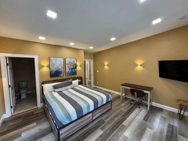 Building Photo - MOVE IN READY!!!!