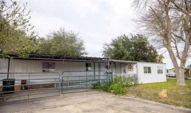 Building Photo - 910 S Palmera Dr