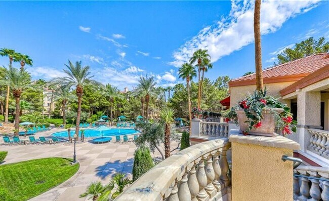 Building Photo - Great opportunity condo in a highly desirable central Las Vegas location