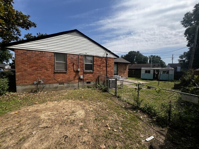 Building Photo - 1023 N Mendenhall Rd